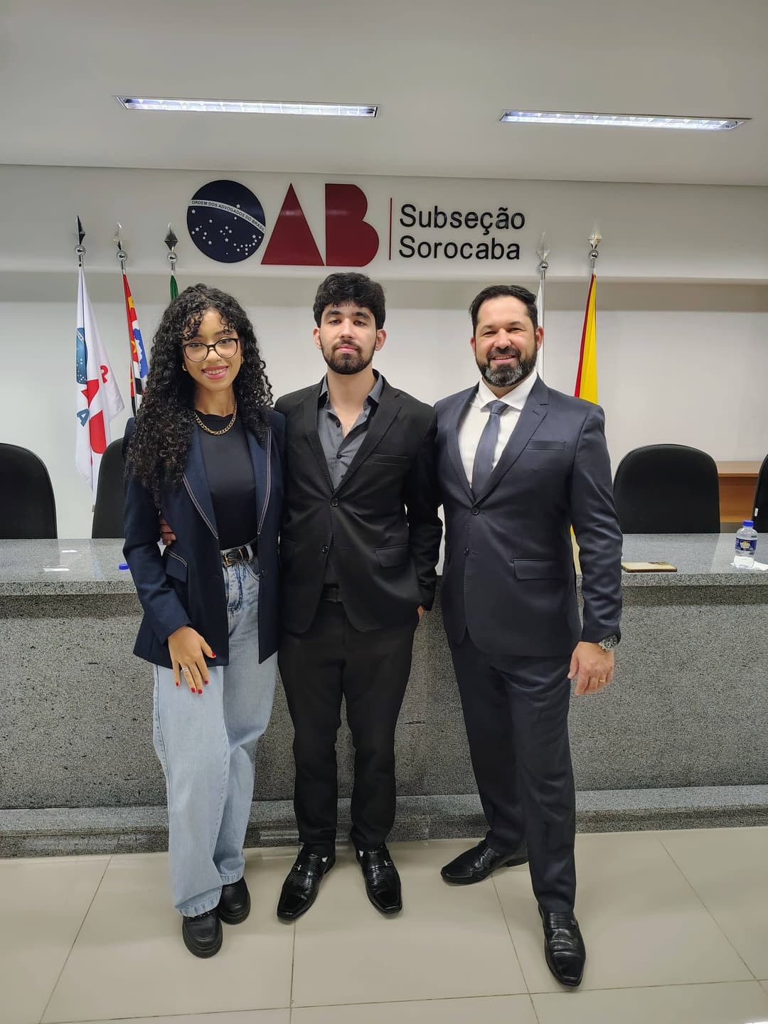 Felipe ao lado de clientes na OAB — Subseção Sorocaba