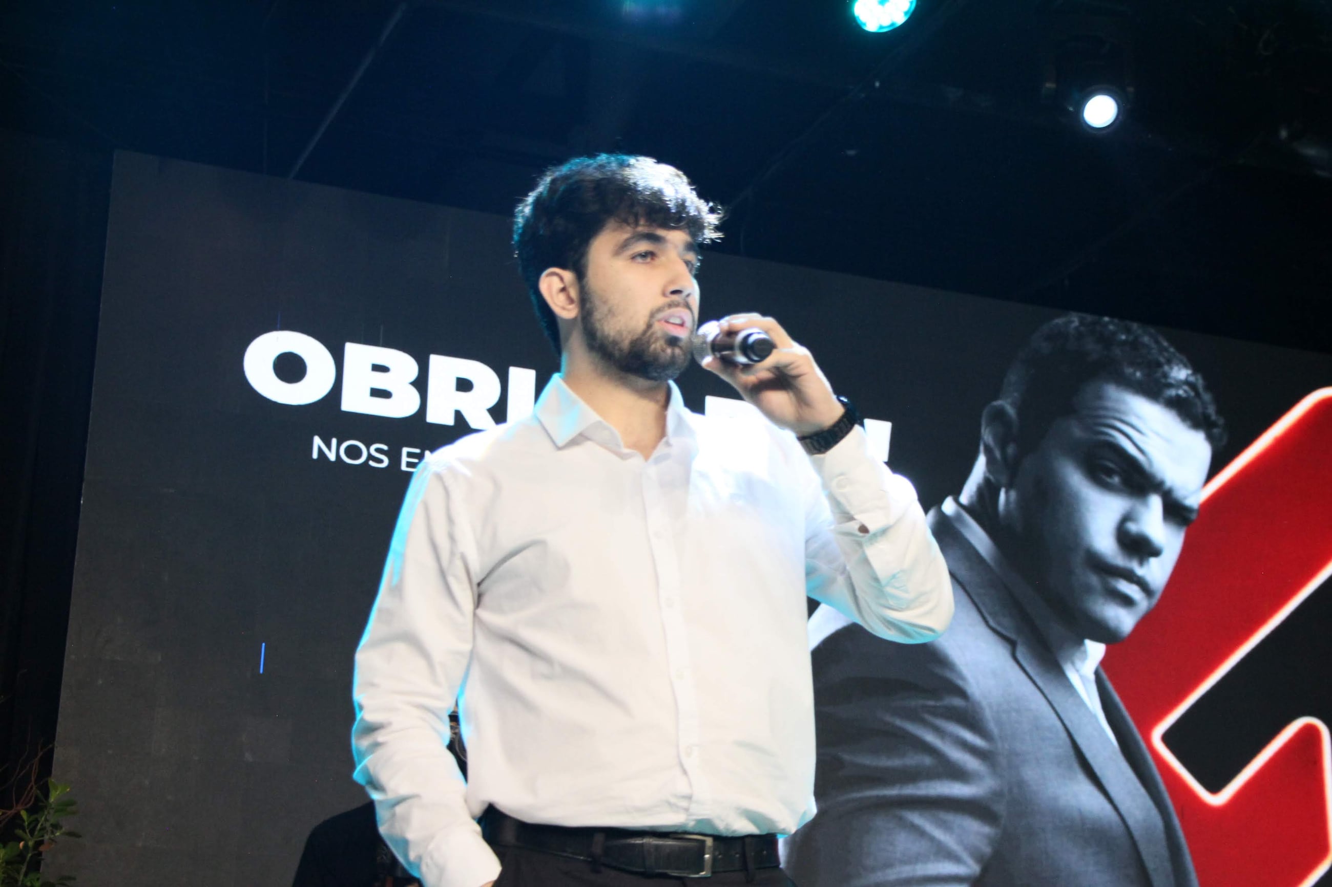 Felipe apresentando ao vivo no palco, com microfone